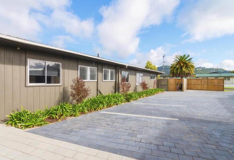 Red Rock Thermal Motel   Mineral Pool