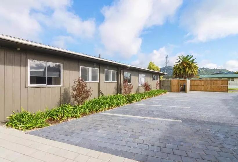 Red Rock Thermal Motel Mineral Pool