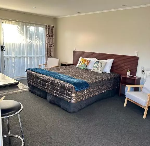 Red Rock Thermal Motel Mineral Pool