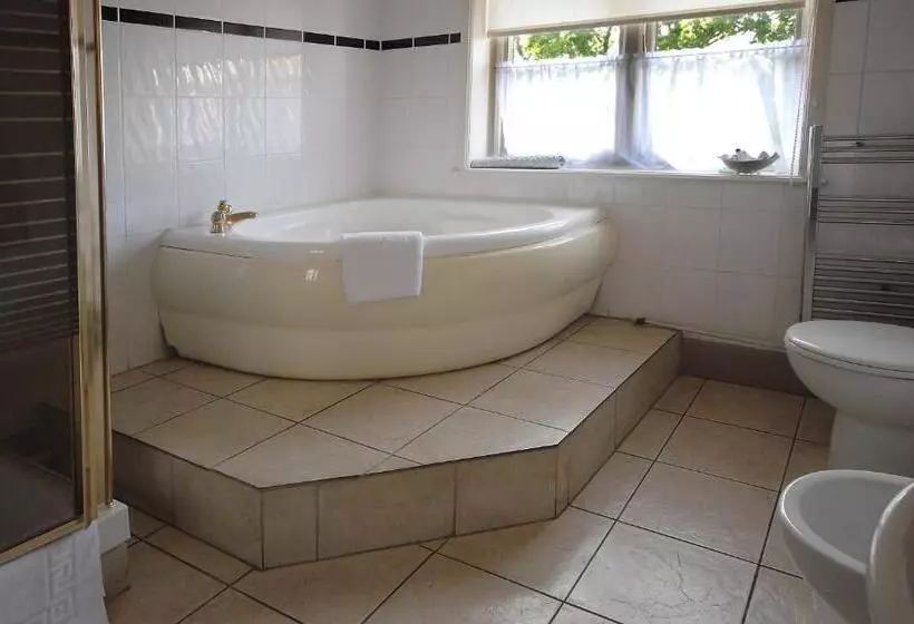 Tree Hotel At Iffley