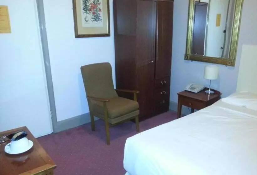 Tree Hotel At Iffley