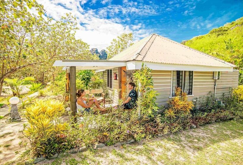 בית מלון כפרי Barefoot Kuata Island Resort