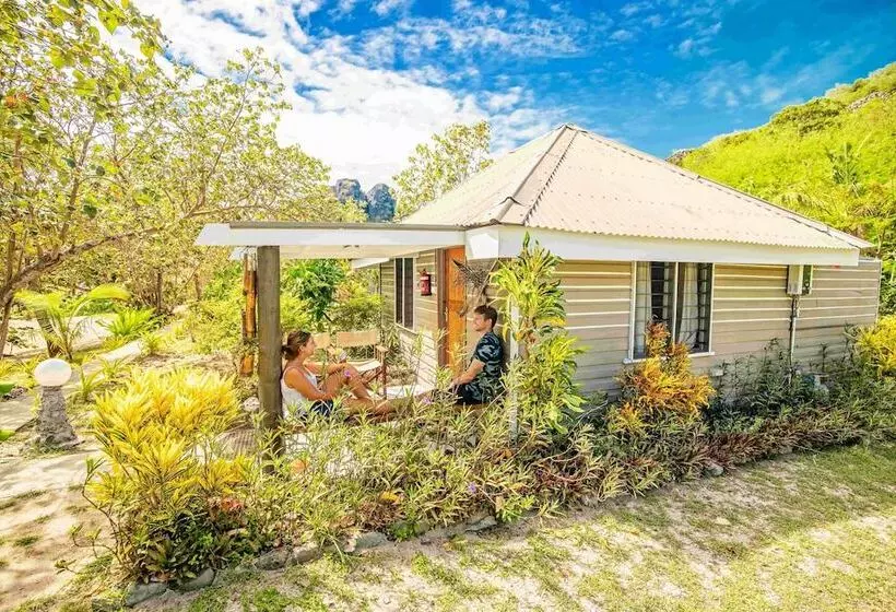 Hotelli Barefoot Kuata Island Resort