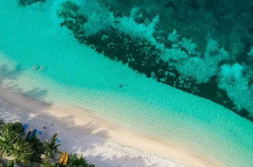 Hotelli Barefoot Kuata Island Resort