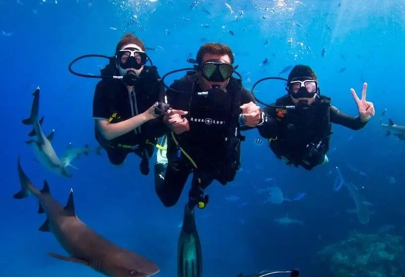 Hotelli Barefoot Kuata Island Resort