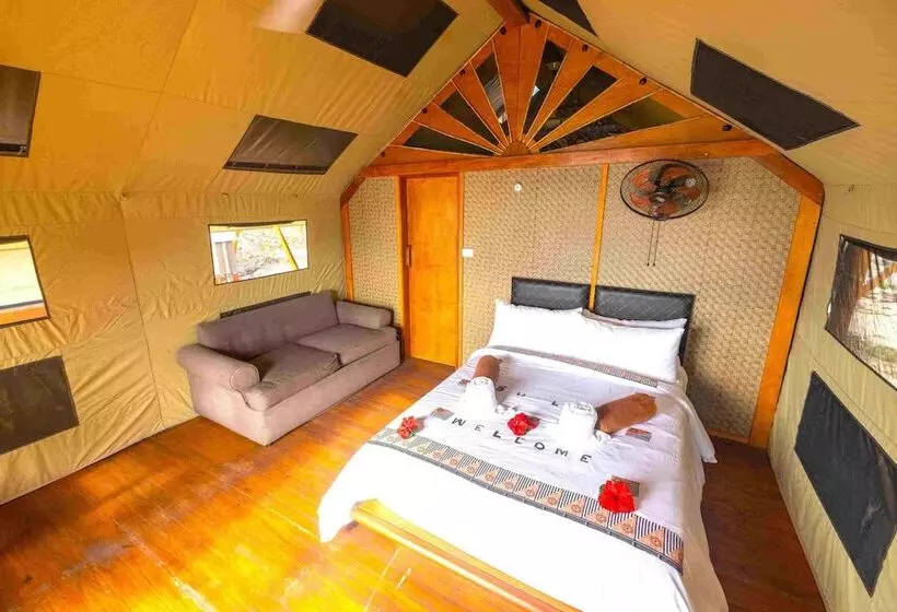 Hotelli Barefoot Kuata Island Resort