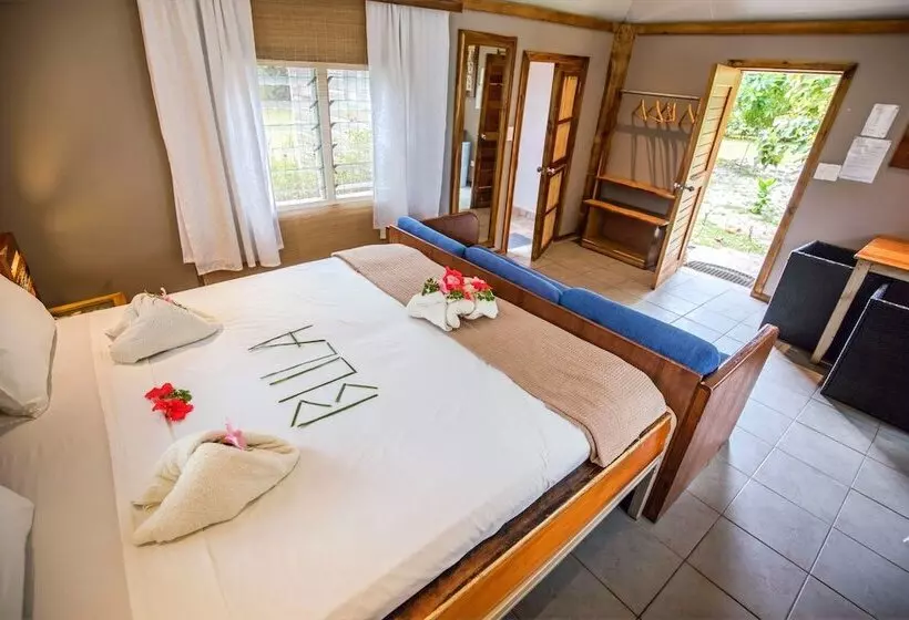 Hotelli Barefoot Kuata Island Resort