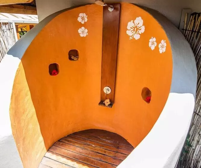 Hotelli Barefoot Kuata Island Resort