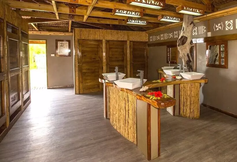 Hotelli Barefoot Kuata Island Resort