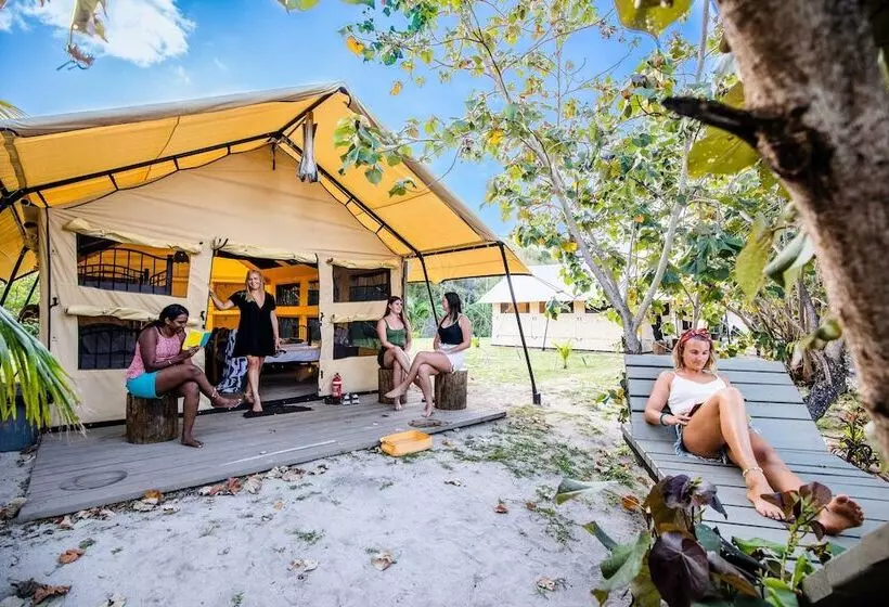 Hotelli Barefoot Kuata Island Resort