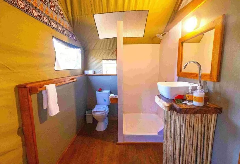 Hotelli Barefoot Kuata Island Resort