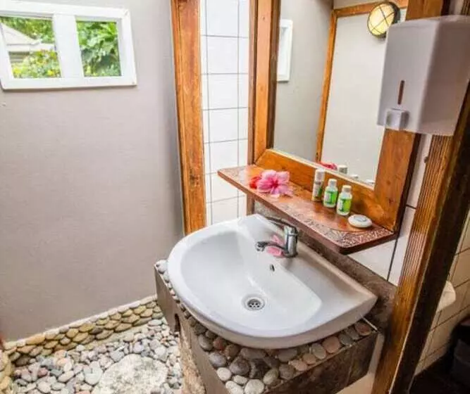 Hotelli Barefoot Kuata Island Resort