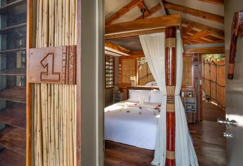 Hotelli Barefoot Kuata Island Resort
