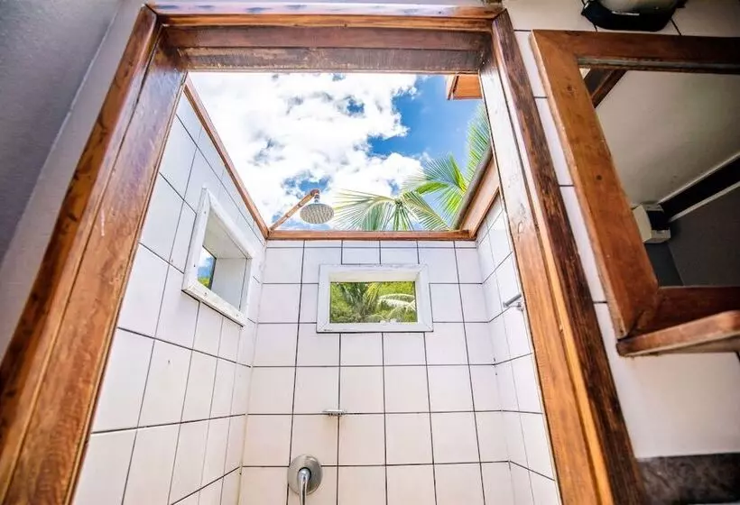 Hotelli Barefoot Kuata Island Resort