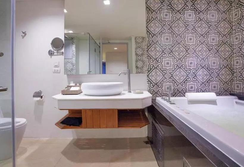 Lomakeskus Zenmaya Oceanfront Phuket, Trademark Collection By Wyndham