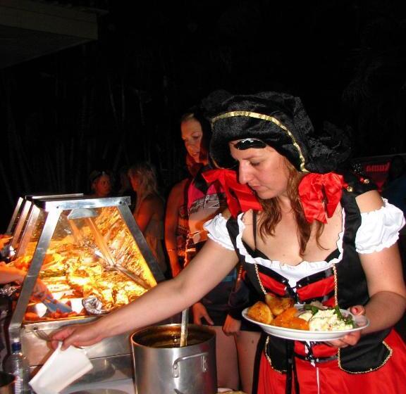 Отель Corroboree Park Tavern