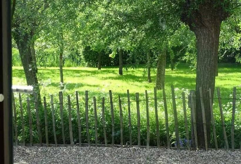 Aamiaismajoitus (B&B) De Oude Stoffeerderij