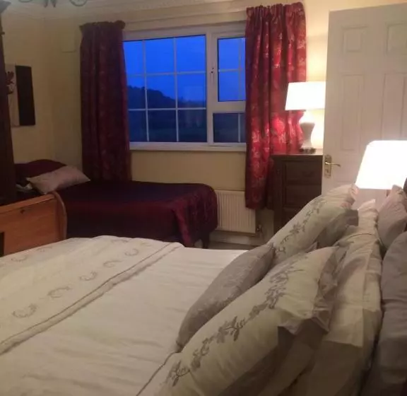 Hillcrest Farmhouse Bed & Breakfast