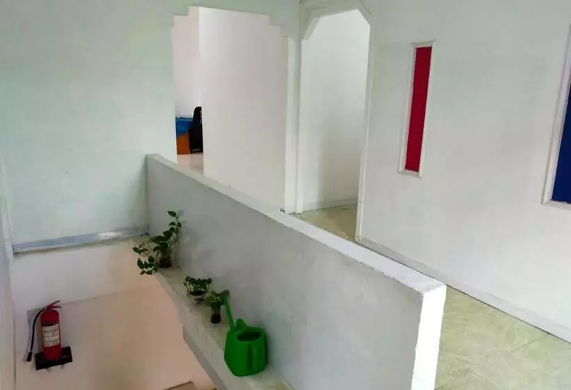 Hotelli Ombai Guest House 27 Syariah Mitra Reddoorz