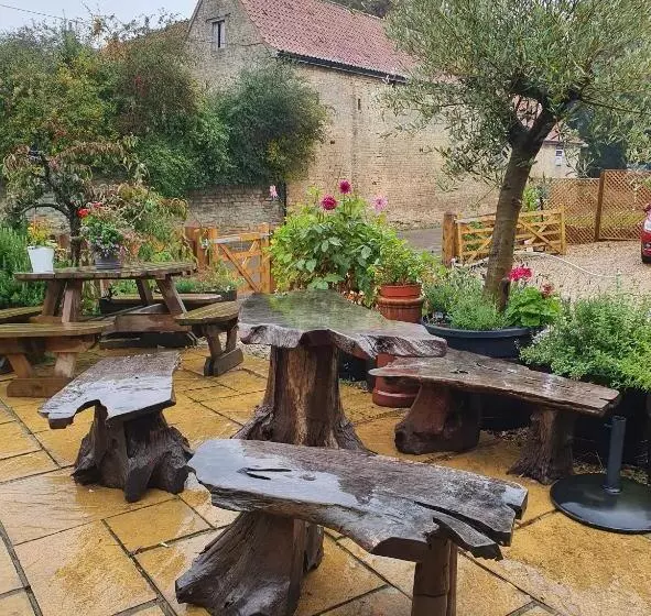 Majatalo Cross Swords Rooms, Skillington