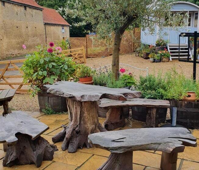 Pensió Cross Swords Rooms, Skillington