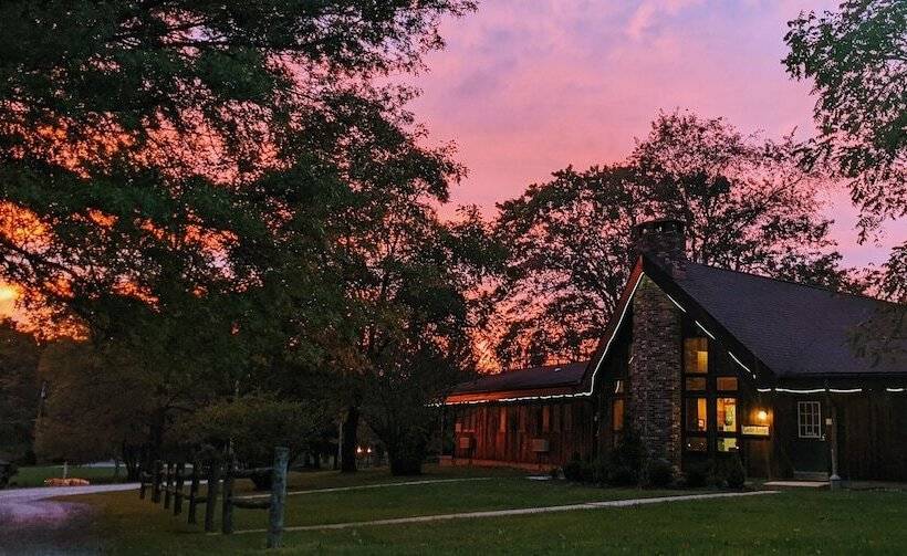 Отель Foggy Mountain Lodge