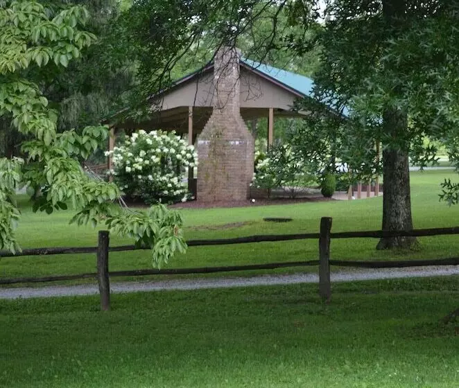 Hotelli Foggy Mountain Lodge