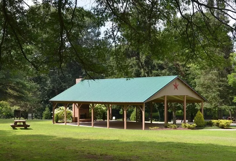 Hotelli Foggy Mountain Lodge