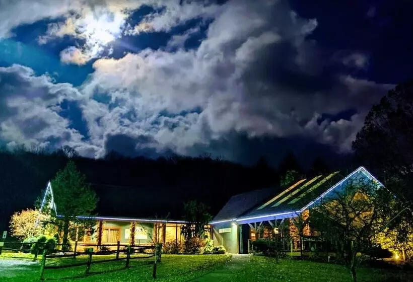 Hotelli Foggy Mountain Lodge