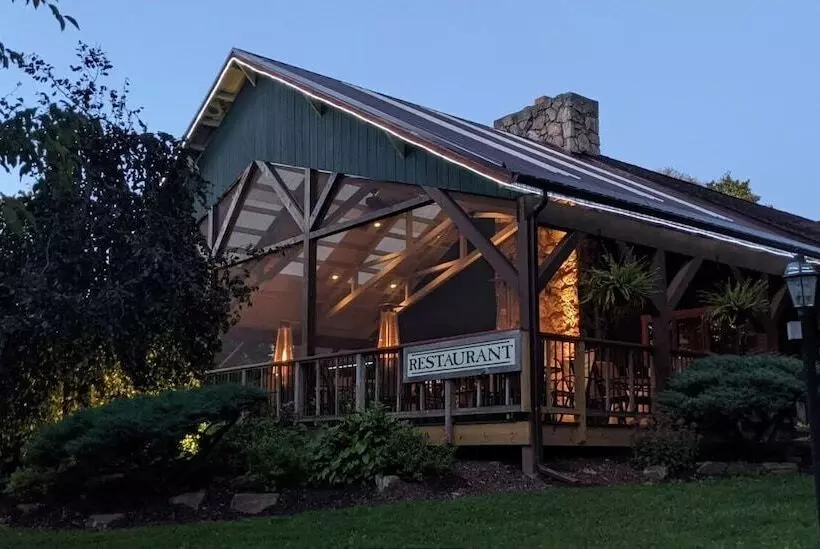 Hotelli Foggy Mountain Lodge