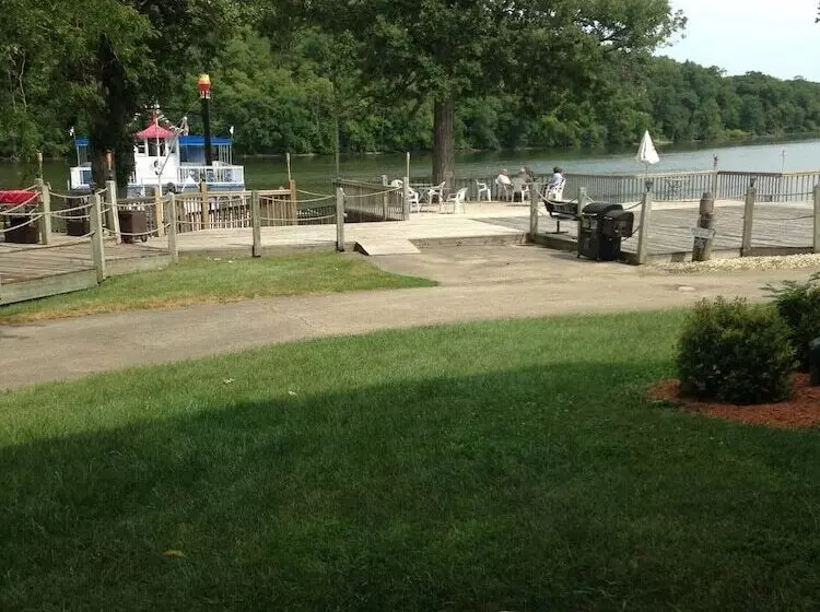 Hotelli Paddle Wheel Inn