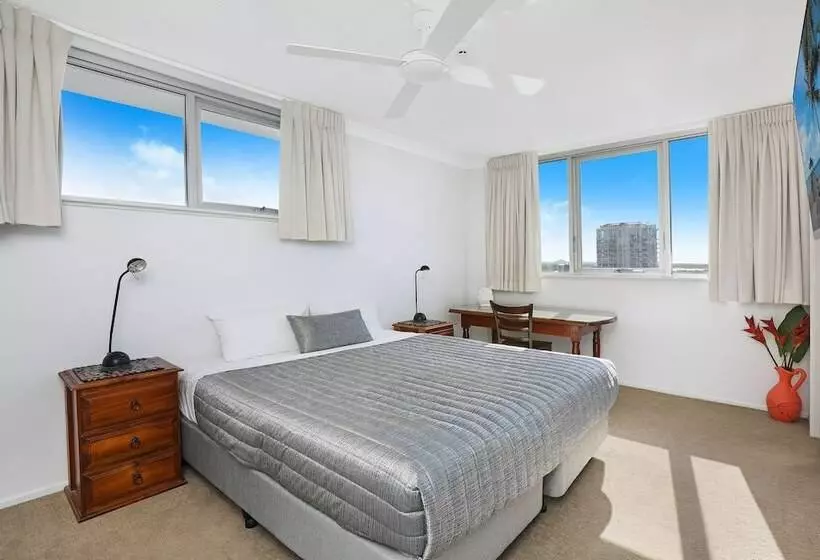 Elouera Tower Beachfront Apartments