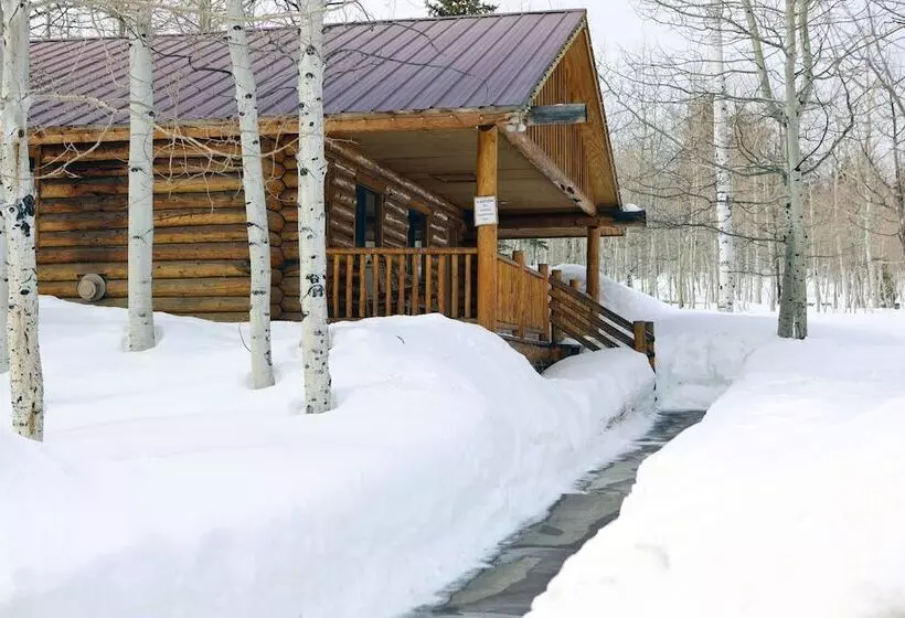 Отель Daniels Summit Lodge