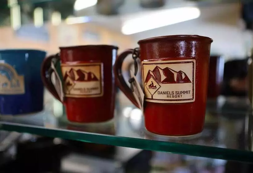 Отель Daniels Summit Lodge