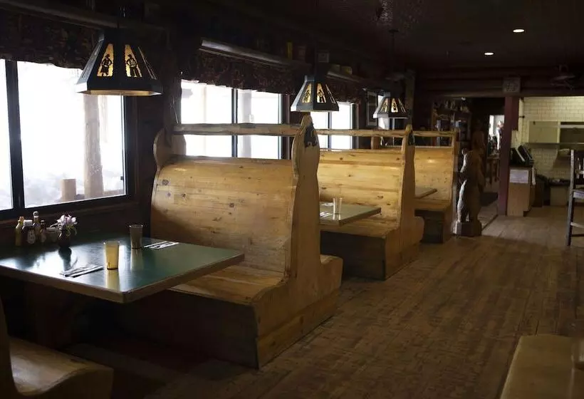 Отель Daniels Summit Lodge