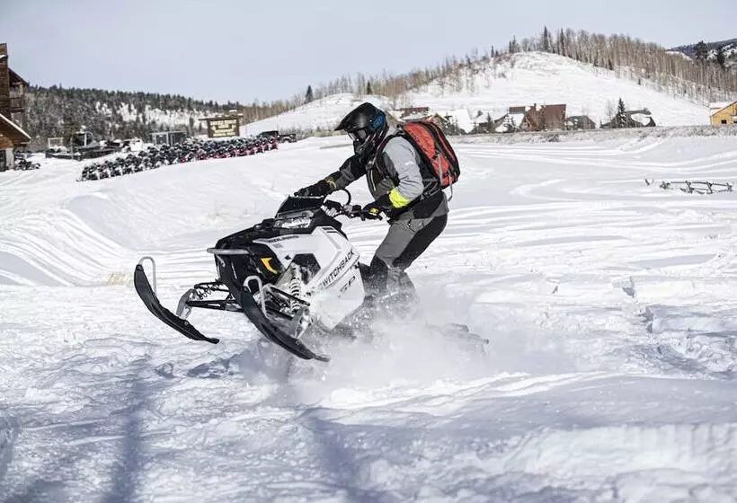 Отель Daniels Summit Lodge