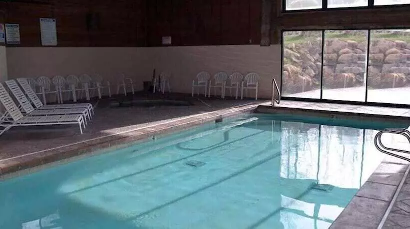 Отель Daniels Summit Lodge