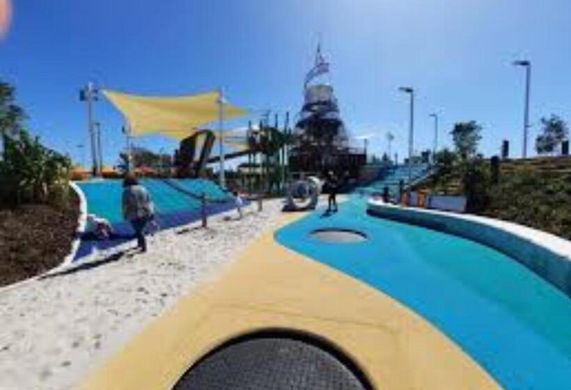 Отель Harbour Side Resort