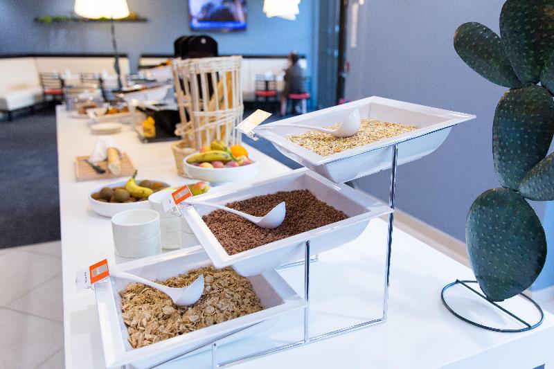 Отель Holiday Inn Express Toulon Est, An Ihg