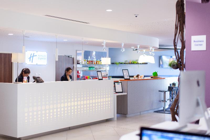 Отель Holiday Inn Express Toulon Est, An Ihg