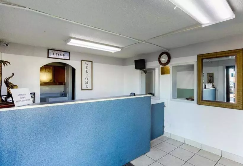 酒店 Palm Court Inn & Suites