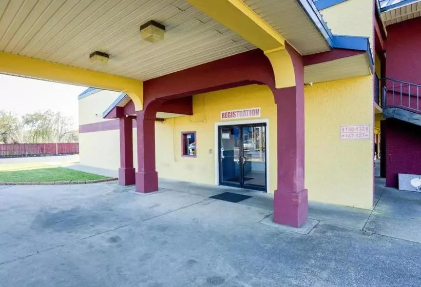 酒店 Palm Court Inn & Suites