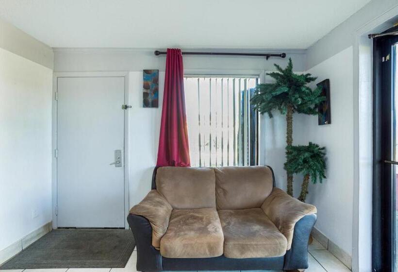 Отель Palm Court Inn & Suites