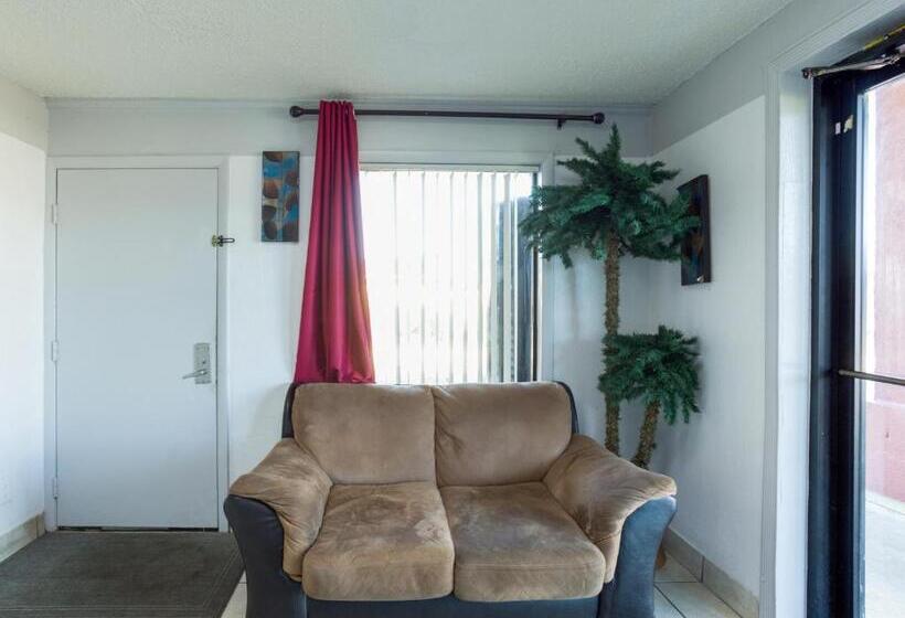 Отель Palm Court Inn & Suites