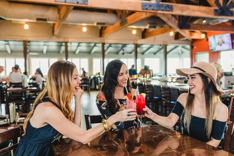 מוטל Tides Oceanview Inn And Cottages