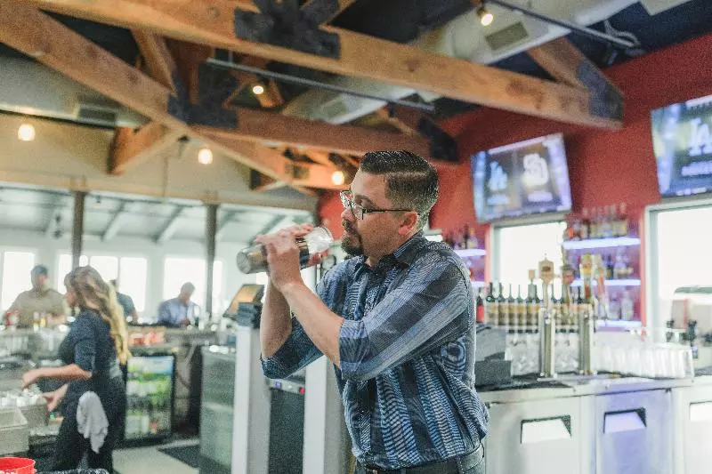 מוטל Tides Oceanview Inn And Cottages