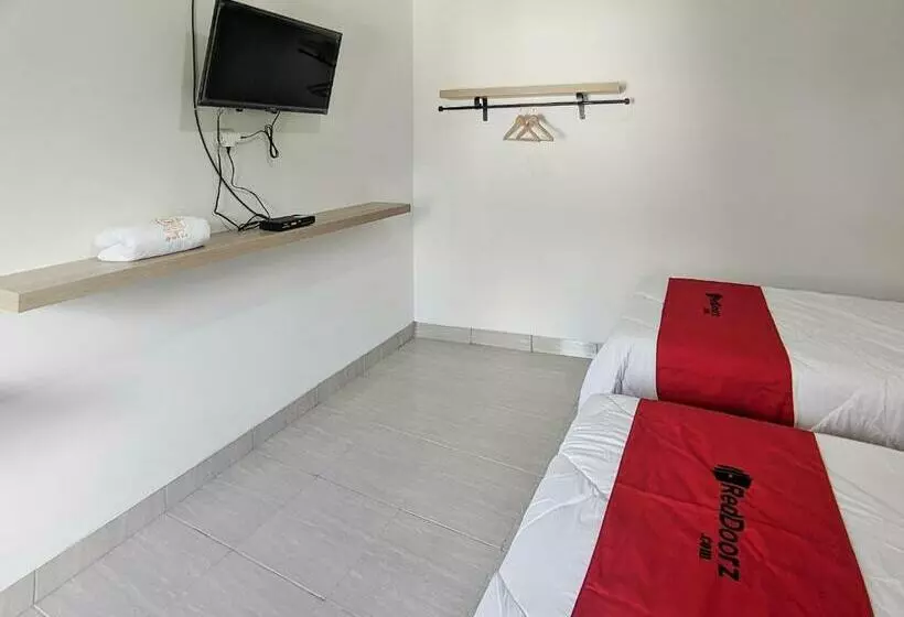 ホテル Reddoorz Syariah Near Jalan Caman Raya Bekasi