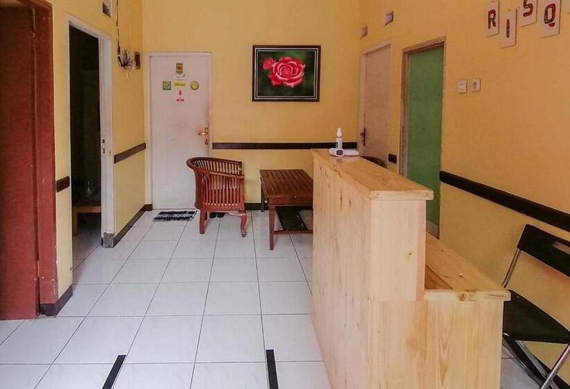 בית מלון כפרי Risqia Syariah Tod M1 Bandara Soekarno Hatta Mitra Reddoorz