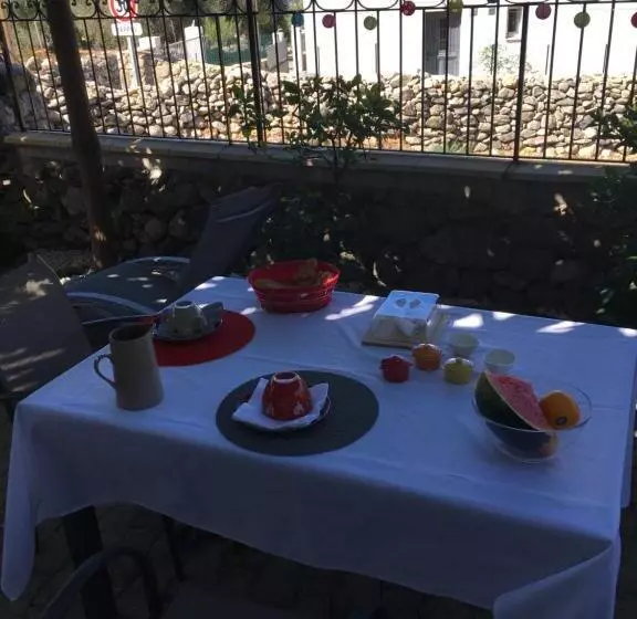 ベッドアンドブレックファースト Casa Basgiu, Chambres Avec Balcon Et Table D Hôtes