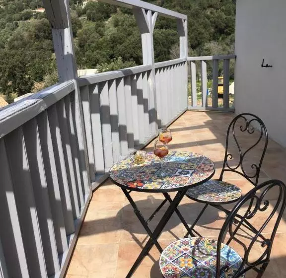 ベッドアンドブレックファースト Casa Basgiu, Chambres Avec Balcon Et Table D Hôtes